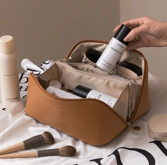 Beauty case da viaggio marrone con divisori interni e spazio per prodotti da bagno