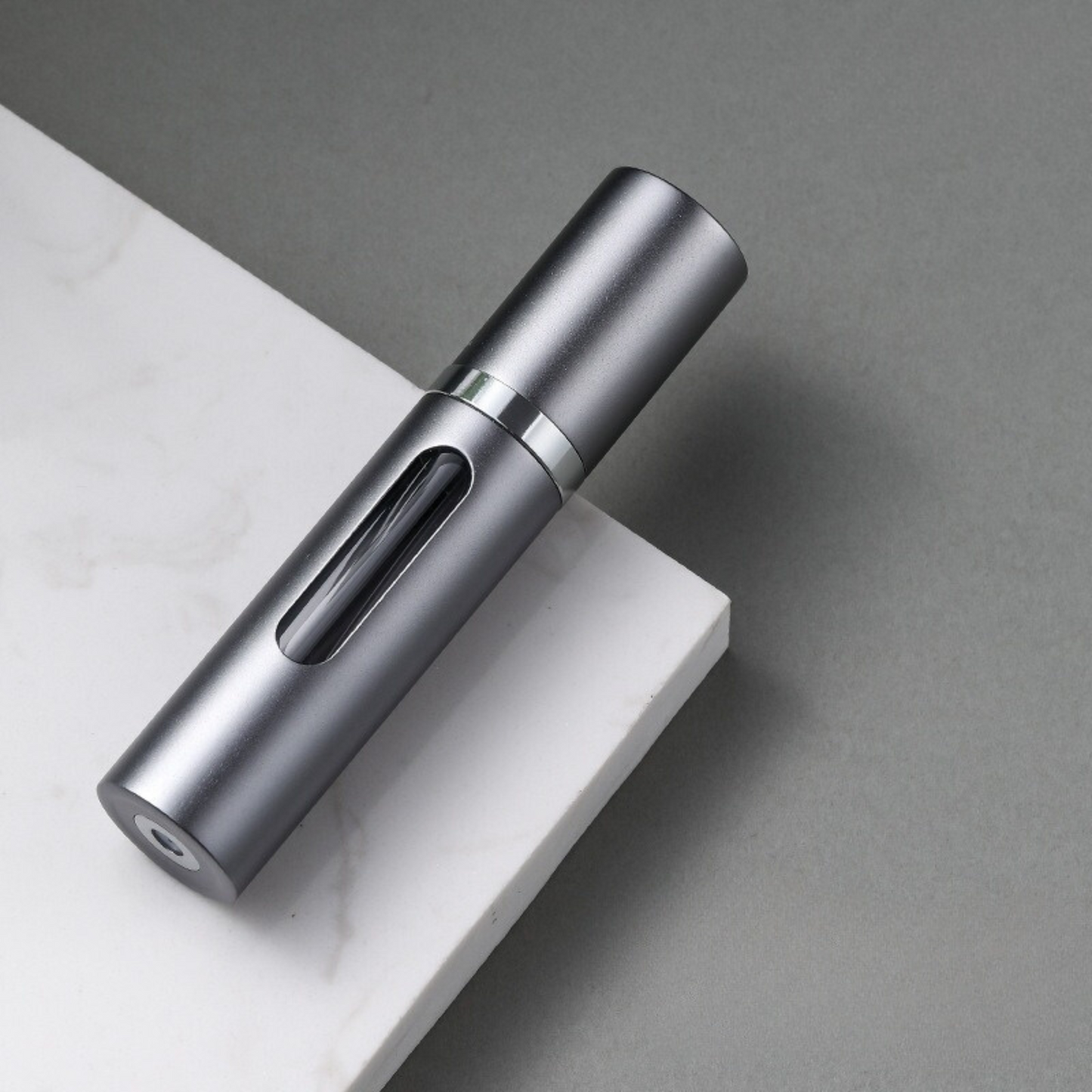 Porta profumo atomizzatore ricaricabile grigio, ideale per viaggia